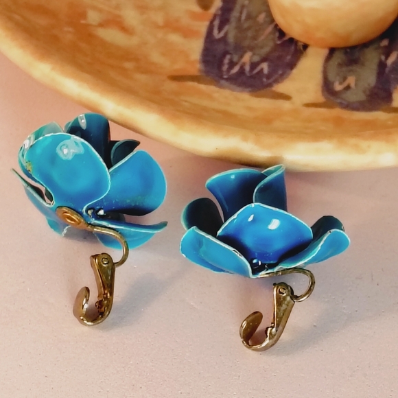 Vintage Enamel Royal & Turquoise Blue Floral Flower Clip on Earrings - Picture 5 of 7